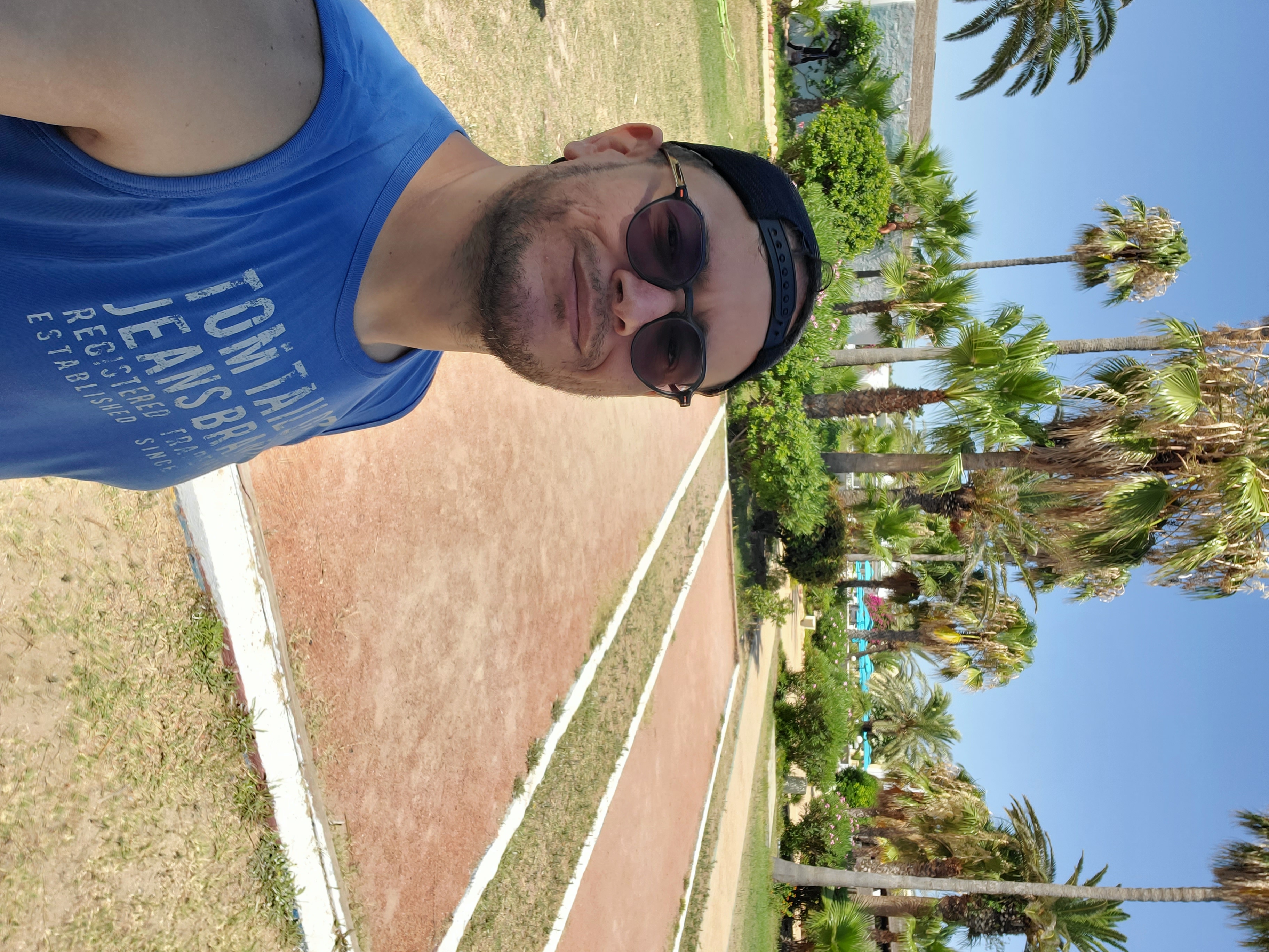 selfie devant le terrain.jpeg