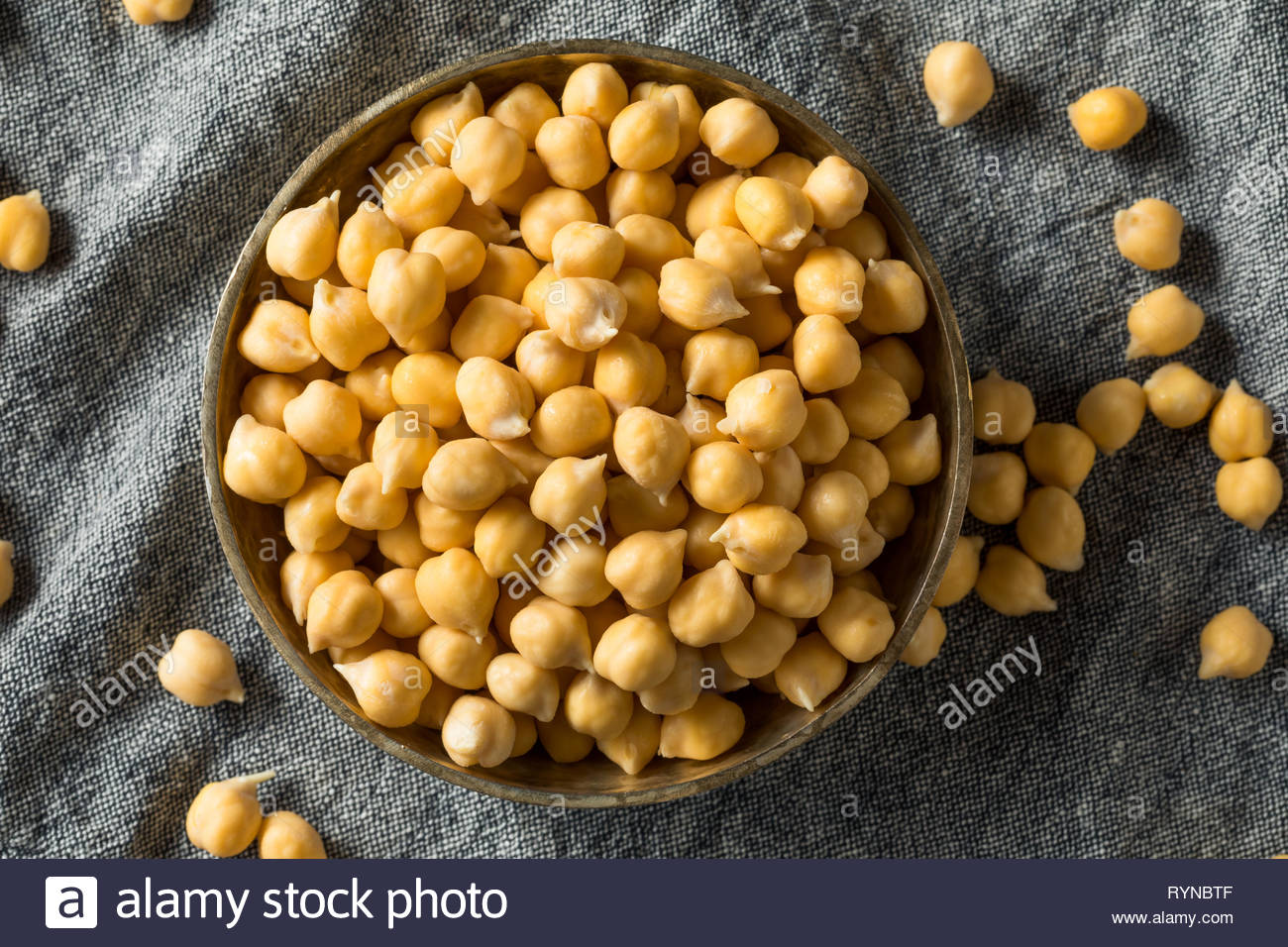 raw-organic-garbanzo-bean-chickpeas-ready-to-eat-RYNBTF.jpg