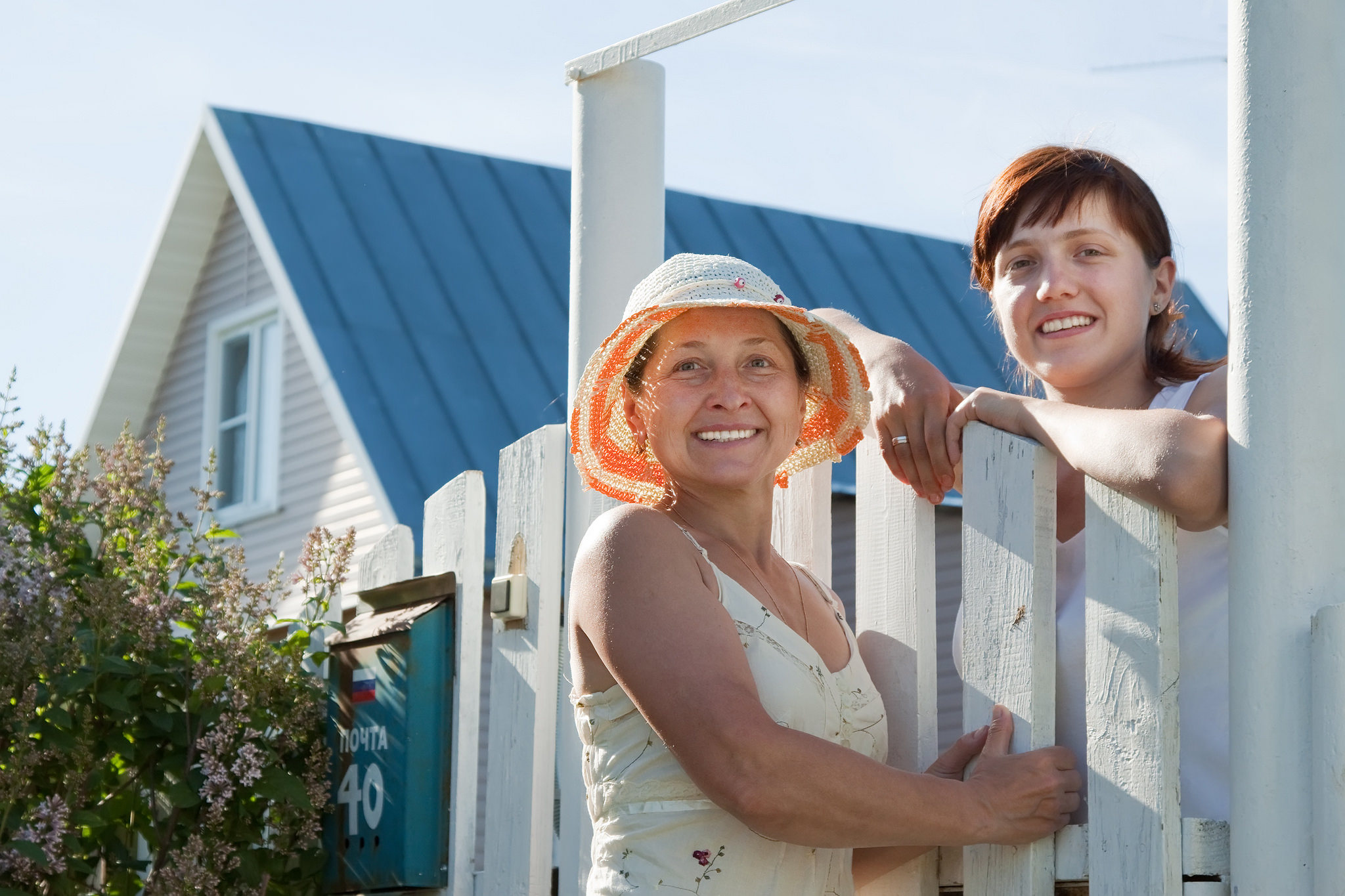 Фото жены соседа. Соседи на даче. Две женщины на даче. Две женщины у забора. Счастливые соседи.