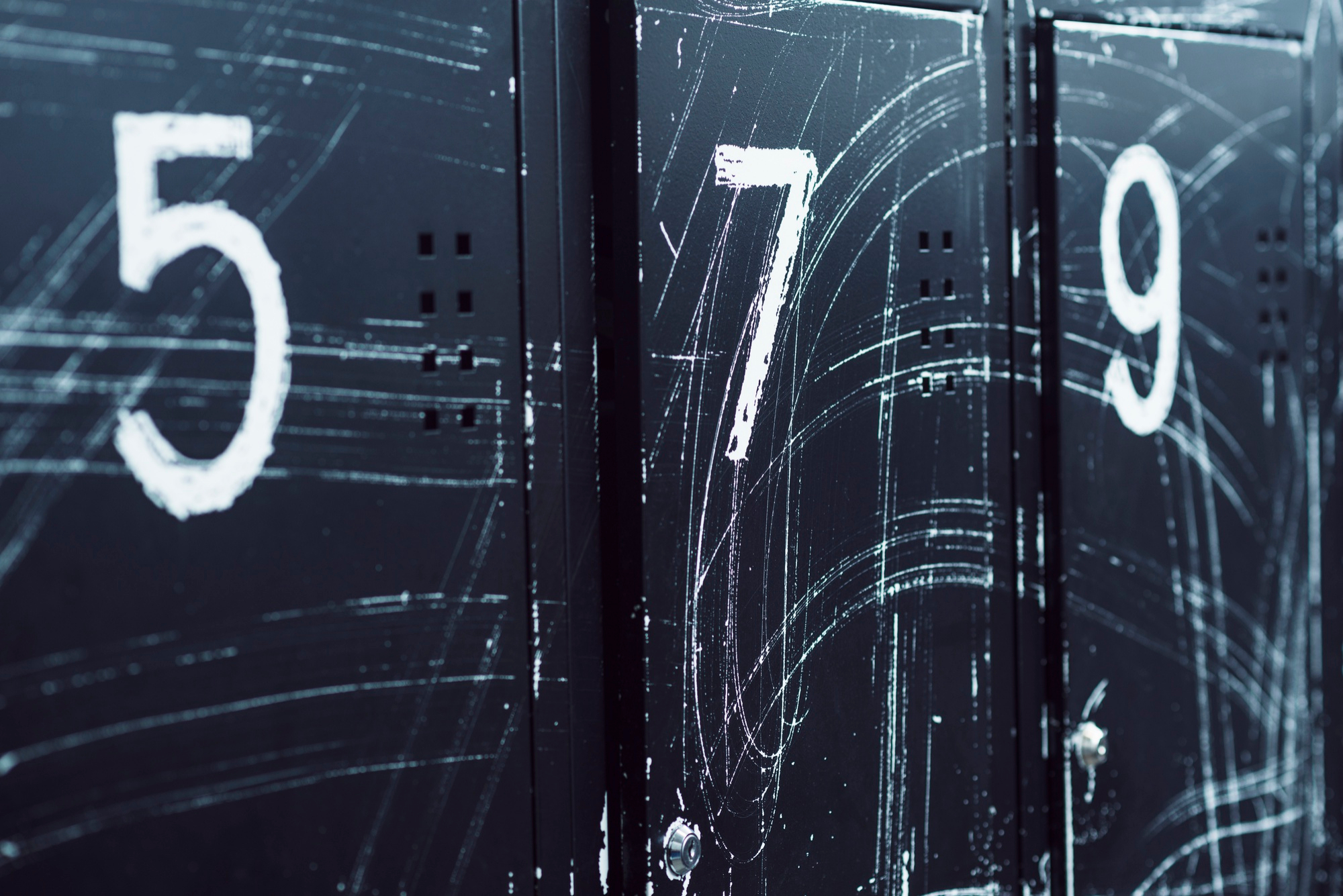 close-up-di-armadietti-numerati-in-palestra.jpg