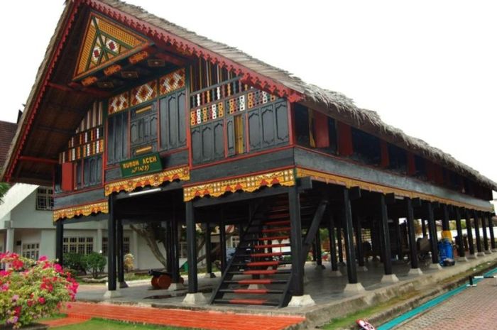 1535_rumah-adat-aceh-krong-bade-foto-klipingco.jpg